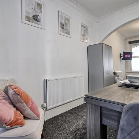 Beautiful Spacious Four Bedroom House With Parking For 2 Cars, 5 Minute Walk To Southend Station מראה חיצוני תמונה