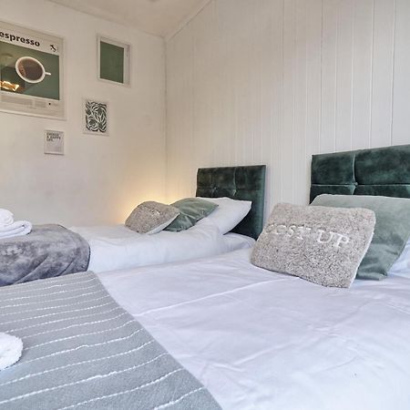 Beautiful Spacious Four Bedroom House With Parking For 2 Cars, 5 Minute Walk To Southend Station מראה חיצוני תמונה
