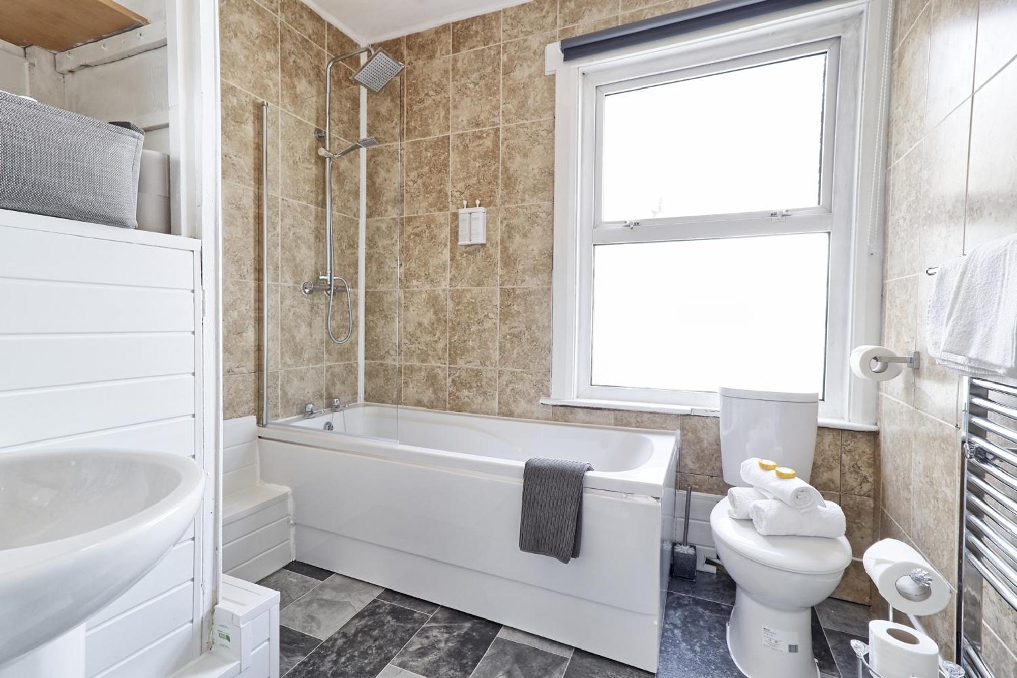 Beautiful Spacious Four Bedroom House With Parking For 2 Cars, 5 Minute Walk To Southend Station מראה חיצוני תמונה