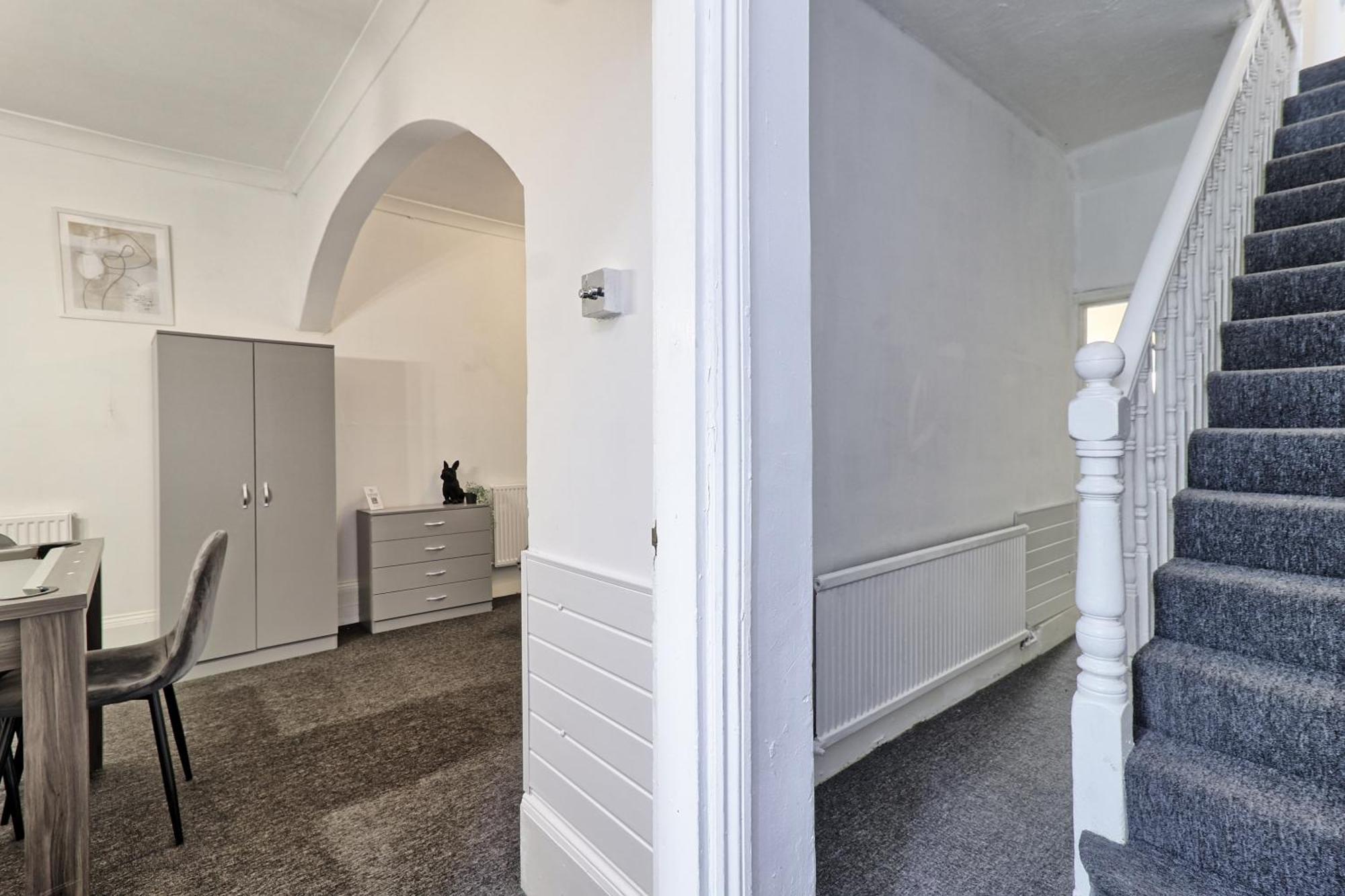 Beautiful Spacious Four Bedroom House With Parking For 2 Cars, 5 Minute Walk To Southend Station מראה חיצוני תמונה