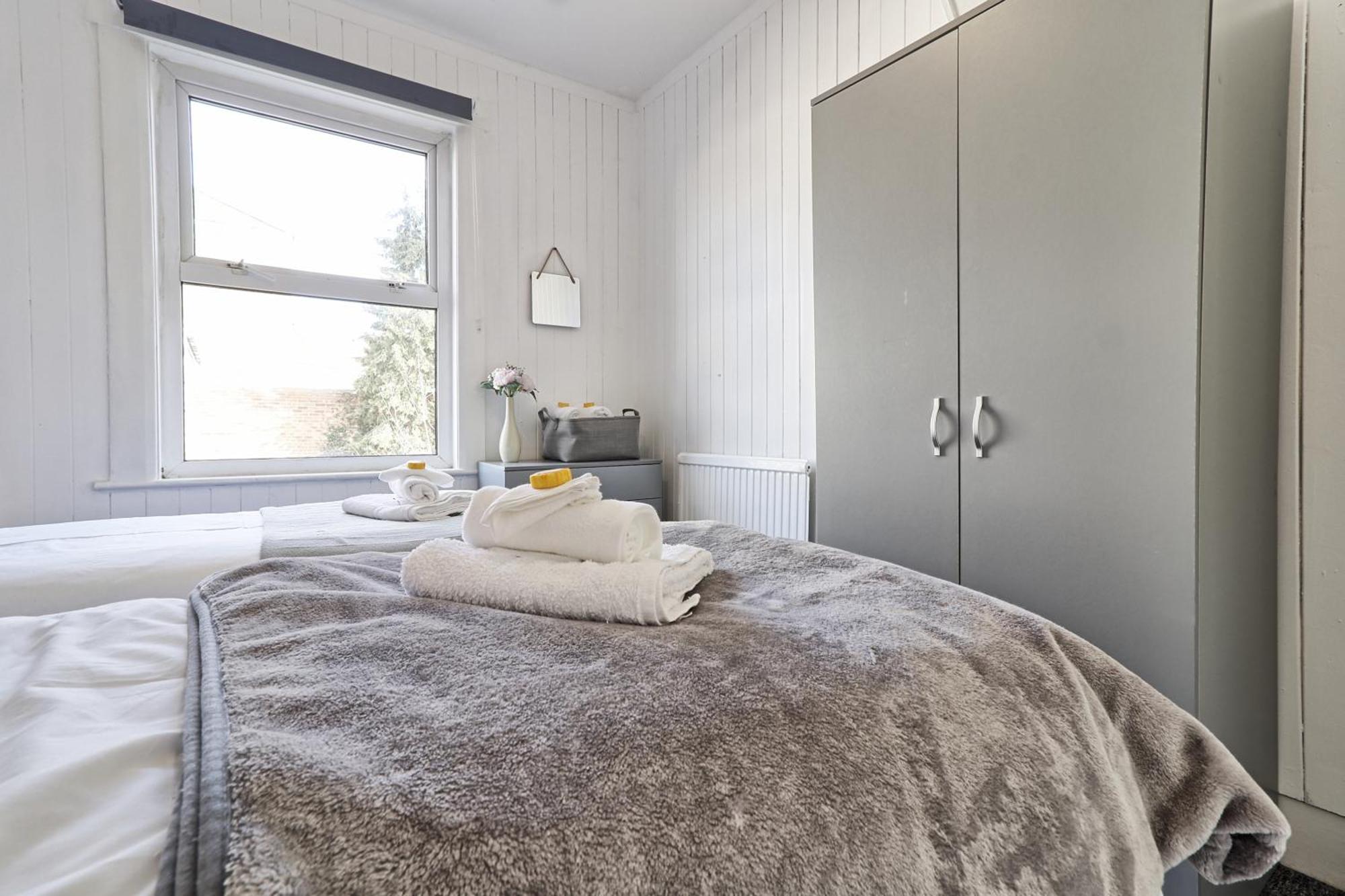 Beautiful Spacious Four Bedroom House With Parking For 2 Cars, 5 Minute Walk To Southend Station מראה חיצוני תמונה