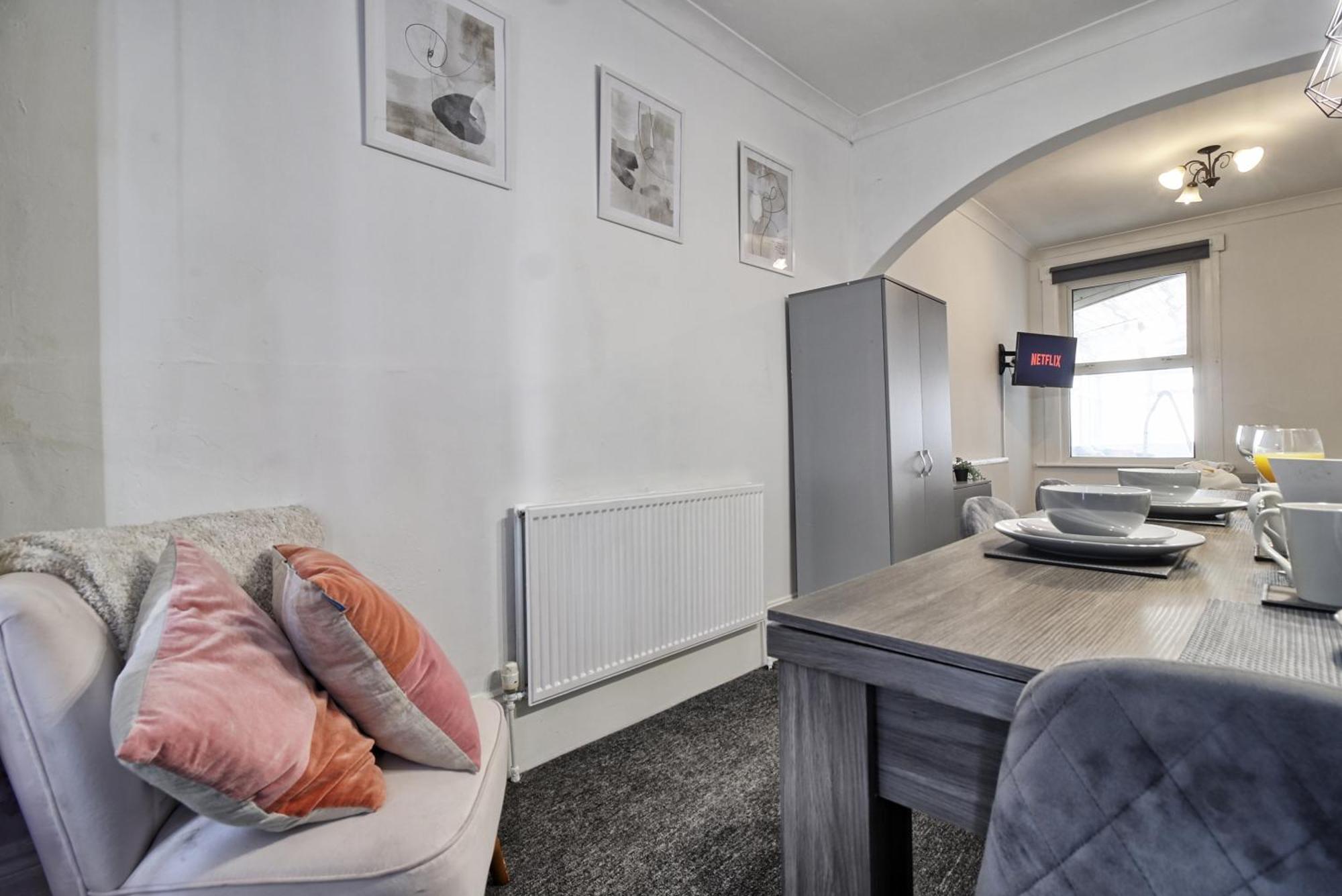 Beautiful Spacious Four Bedroom House With Parking For 2 Cars, 5 Minute Walk To Southend Station מראה חיצוני תמונה