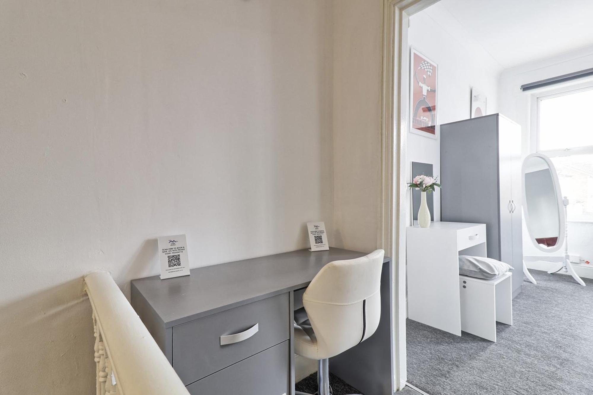 Beautiful Spacious Four Bedroom House With Parking For 2 Cars, 5 Minute Walk To Southend Station מראה חיצוני תמונה
