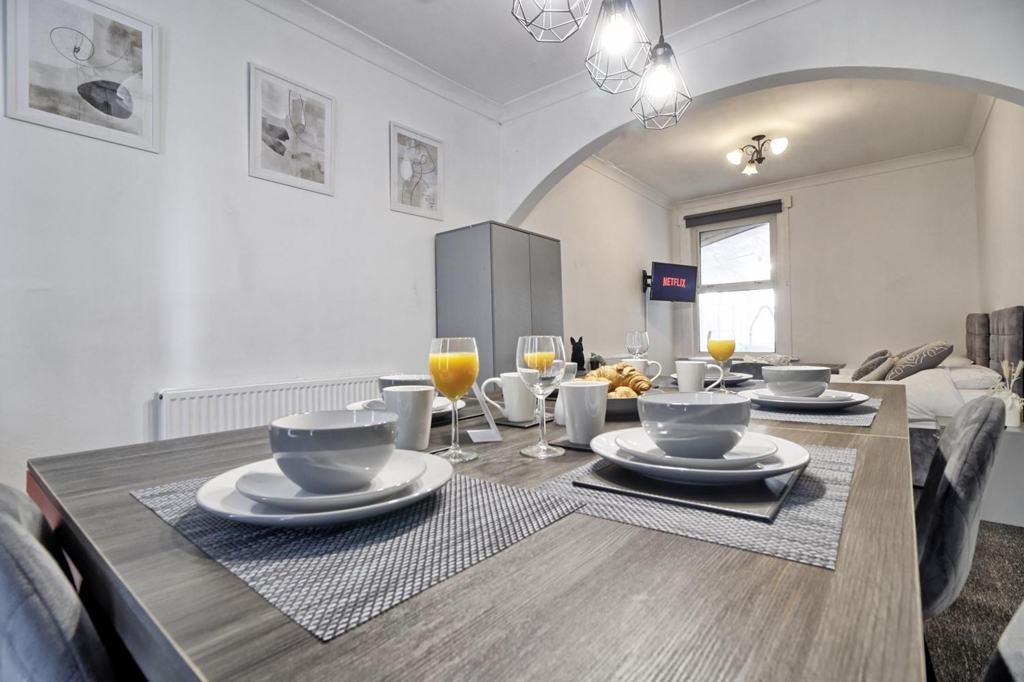 Beautiful Spacious Four Bedroom House With Parking For 2 Cars, 5 Minute Walk To Southend Station מראה חיצוני תמונה