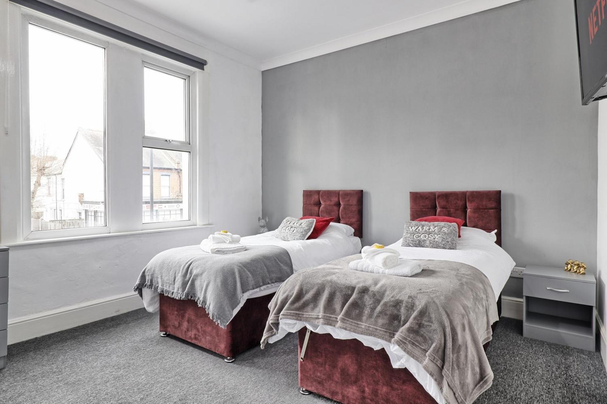 Beautiful Spacious Four Bedroom House With Parking For 2 Cars, 5 Minute Walk To Southend Station מראה חיצוני תמונה