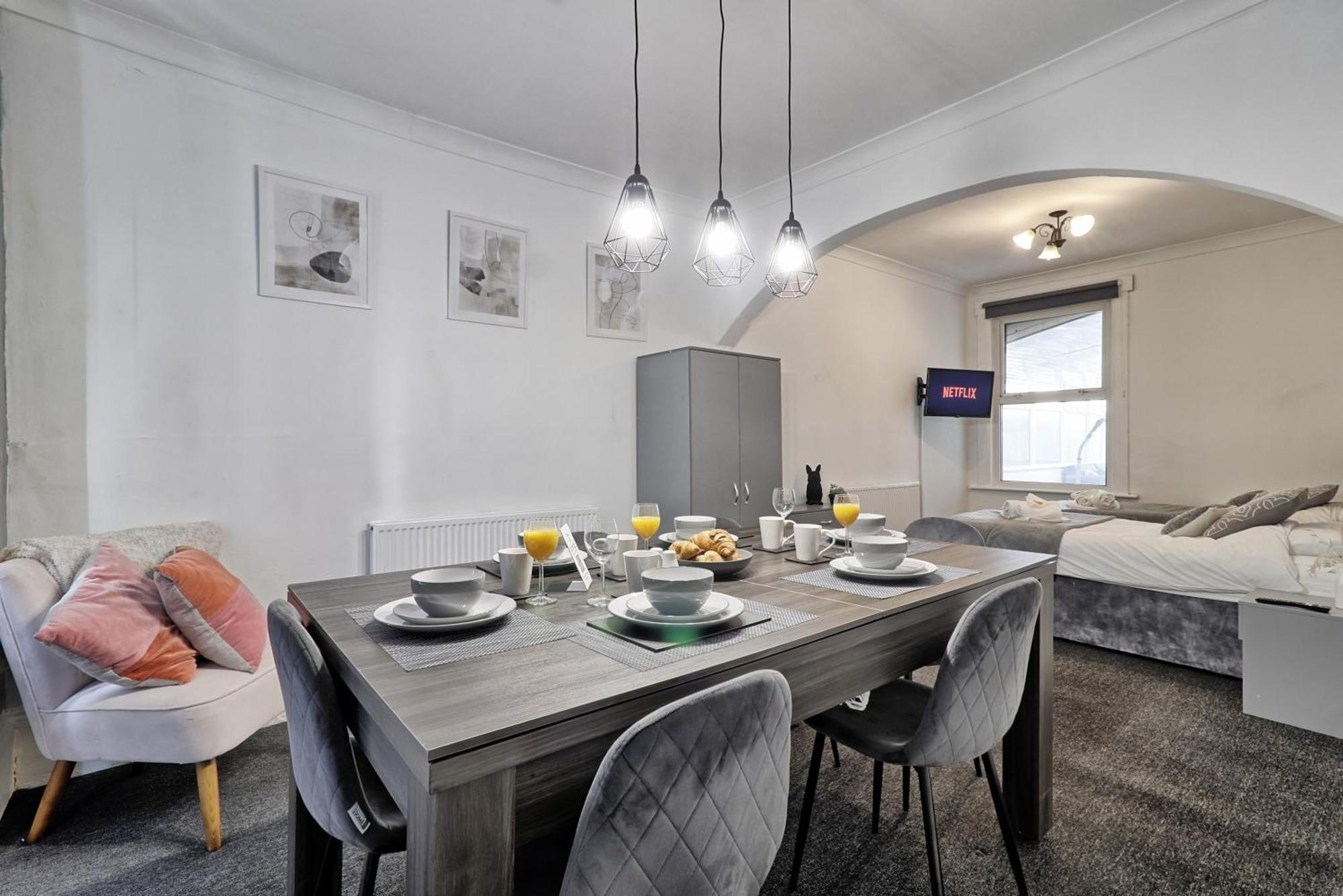 Beautiful Spacious Four Bedroom House With Parking For 2 Cars, 5 Minute Walk To Southend Station מראה חיצוני תמונה