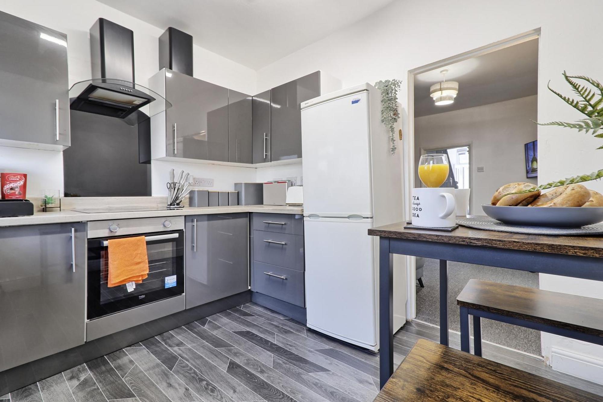 Beautiful Spacious Four Bedroom House With Parking For 2 Cars, 5 Minute Walk To Southend Station מראה חיצוני תמונה