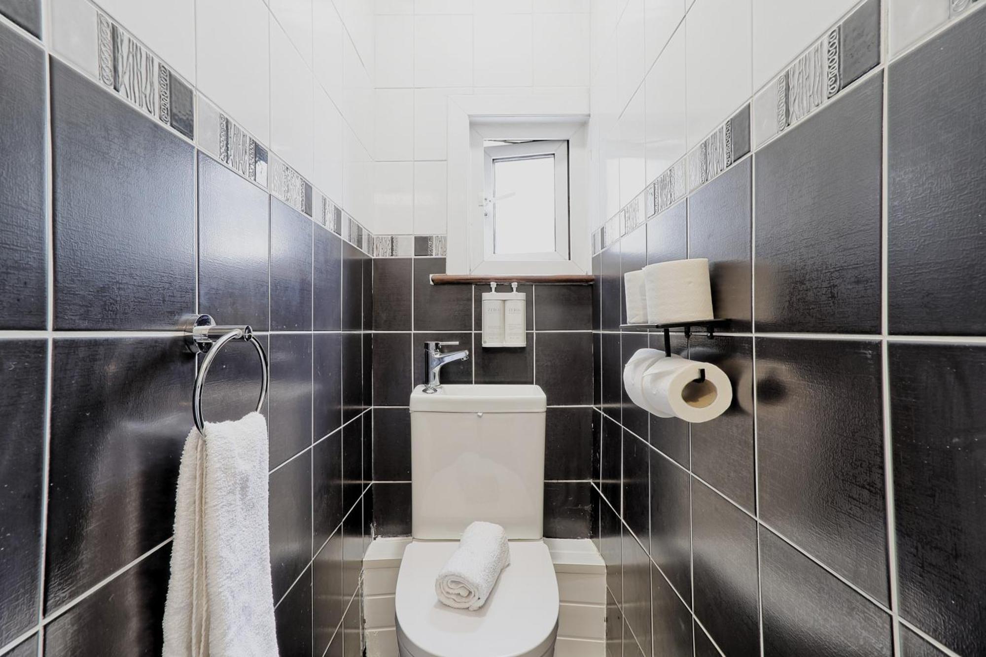 Beautiful Spacious Four Bedroom House With Parking For 2 Cars, 5 Minute Walk To Southend Station מראה חיצוני תמונה