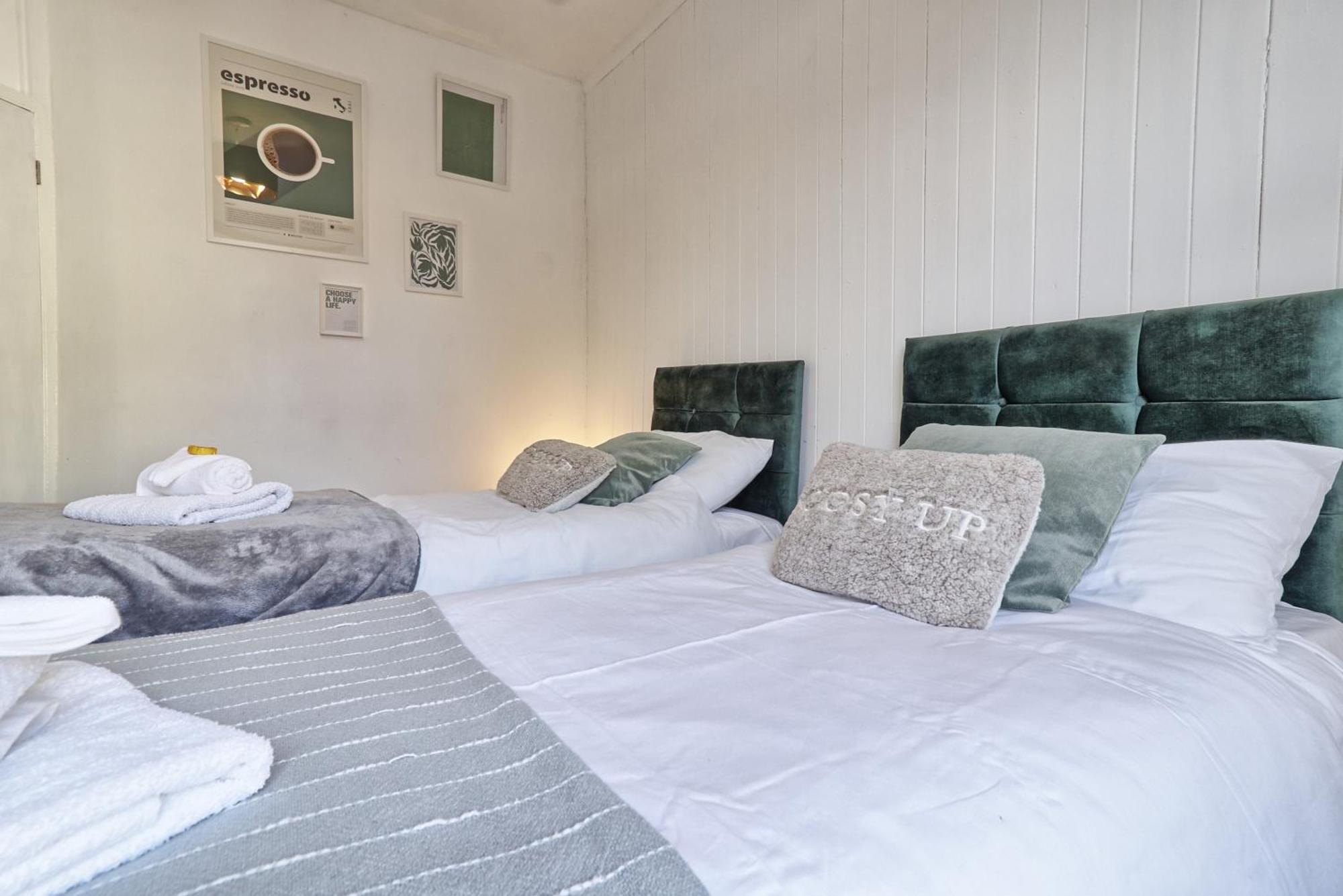 Beautiful Spacious Four Bedroom House With Parking For 2 Cars, 5 Minute Walk To Southend Station מראה חיצוני תמונה